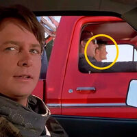 Apenas sale unos minutos en Regreso al Futuro y pocos espectadores lo reconocieron entonces, pero es una gran estrella del rock 