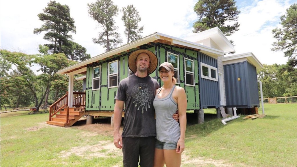 Sin saber de construcción, esta pareja se ha montado su propia casa. El resultado es una vivienda autosuficiente que parece de lujo 
