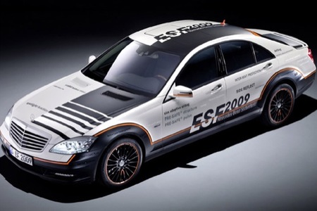Mercedes-Benz ESF Concept: el primer airbag que frena contra el suelo