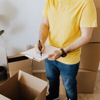 Regalar la vivienda a los hijos puede salir gratis en el IRPF para los mayores de 65 años: estos son los requisitos