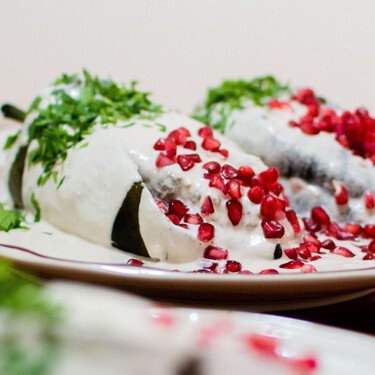 Prepárate para el Festival de Chiles en Nogada al 2x1: puedes elegir entre el original o capeado con relleno de carne y frutas 