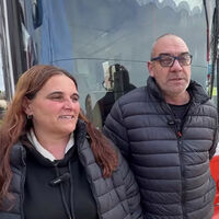 Tiene 51 años, vive en Las Toninas y ha convertido un bus escolar en una casa rodante de 2 ambientes con energía solar e internet 