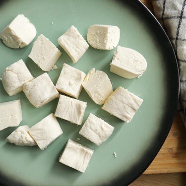 Cómo hacer paneer en casa: receta fácil del queso fresco indio que solo tiene dos ingredientes