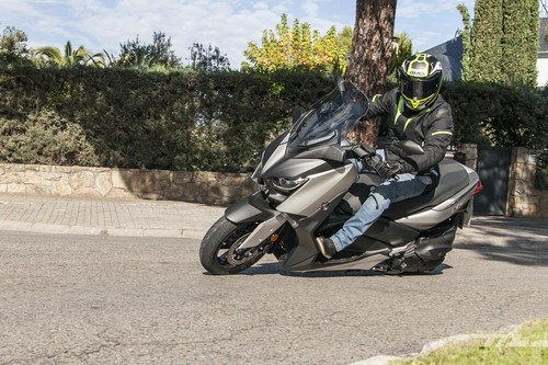 Probamos el Yamaha XMAX 400: un scooter de largo alcance con capacidad para dos cascos por 6.799 euros