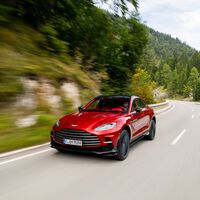 Probamos el Aston Martin DBX707: una actualización acertada para dotar de equilibrio al coche que me compraría si fuese casi millonario