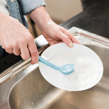 Ayuda a secar los platos y mantiene la encimera seca: así es el escurreplatos compacto con drenaje de agua