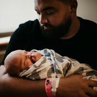 Algunos hombres también sufren depresión postparto, aunque puede pasar desapercibida: estos son los síntomas en el padre