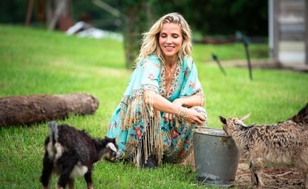 ¿Dónde está Thor cuando lo necesitas? Elsa Pataky se queda atrapada en su coche en medio de una inundación y tiene que salir por la ventanilla