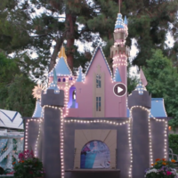 Un abuelo de California crea un parque temático inspirado en Disneyland, en el patio trasero de su casa