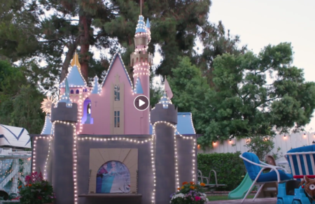 Un abuelo de California crea un parque temático inspirado en Disneyland, en el patio trasero de su casa
