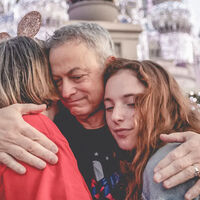 En 1994 hizo del teniente Dan en 'Forrest Gump'. Hoy lleva cada año a más de 1.000 hijos de soldados caídos a Disney