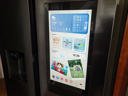 La pantalla es enorme y sorprendentemente útil | Imagen: Xataka