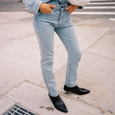 Combinar pantalones pitillo y botines es un acierto seguro. Palabra del street style 