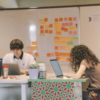 Maior medo era que a IA roubasse nossos empregos: realidade é que ela está substituindo aqueles que ainda estão aprendendo o trabalho