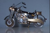 Luis Robles, de relojes a réplicas de motos