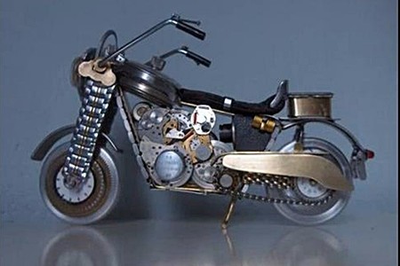 Luis Robles, de relojes a réplicas de motos