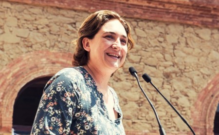 Ada Colau pide que los vecinos colaboren para detectar y sancionar pisos turísticos ilegales en Barcelona