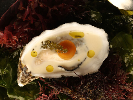 La Ostra Con Ajoblanco De Manifesto 13 El Punto Central Es La Uva Encurtida Y A Su Lado Uvas De Mar