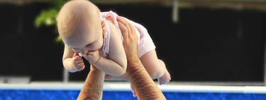El primer baño del bebé en la piscina: nueve consejos