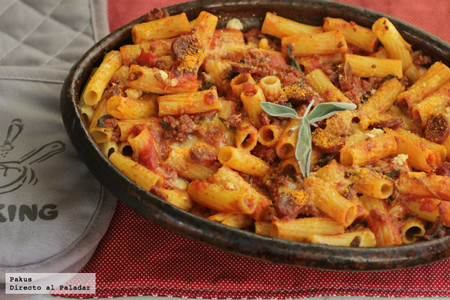Receta de penne rigate con salsa de tomate, chorizo y salvia fresca