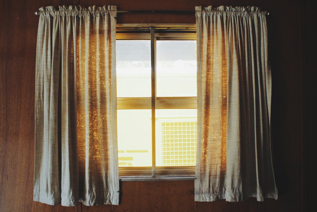 Este es el truco total para limpiar las cortinas sucias sin desmontarlas y sin usar la lavadora