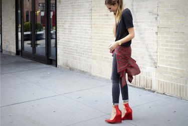 Cómo pasearte con una camisa atada a la cintura sin parecer un bicho raro