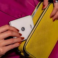 Celular pequeño con dos pantallas y resistencia al agua. Tiene tres actualizaciones Android aseguradas
