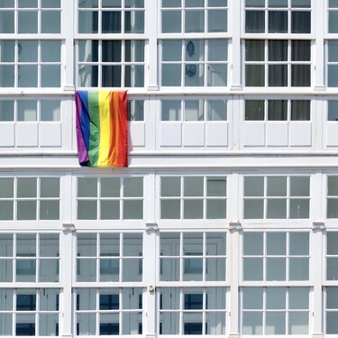Las ciudades españolas se han llenado de balcones con banderas de todo tipo. Y ya hay ayuntamientos multando