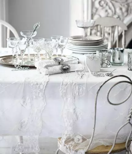 Blanco y plata: inspírate en H&M para decorar tu mesa de Nochevieja