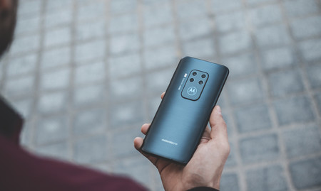 Moto One Zoom