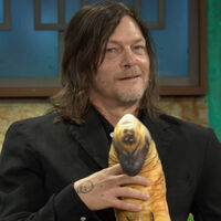 La promesa de Norman Reedus a David Broncano que te hará volver a The Walking Dead. El actor le meterá en la serie como zombi, una experiencia algo fastidiosa