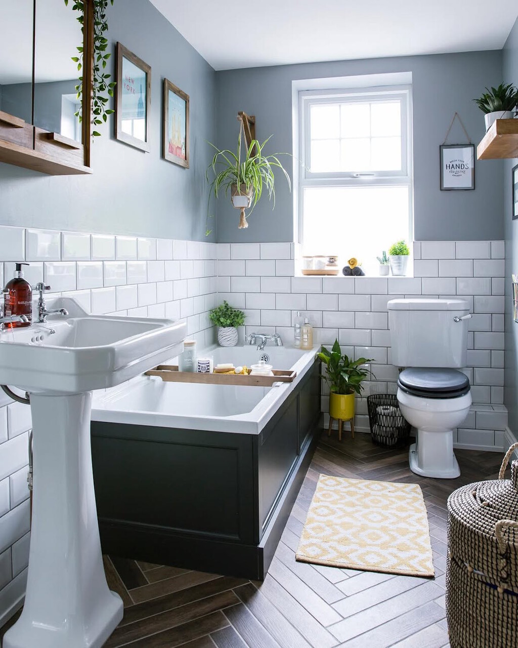 Pinté paredes y muebles del cuarto de baño con un esmalte especial de Leroy Merlin y el cambio fue espectacular