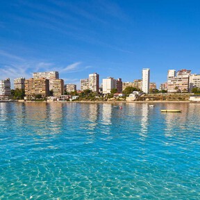 Restaurantes de comida exquisita con vistas al mar y dos playas eternas de aguas turquesa: el pueblo del Mediterráneo para viajar con niños