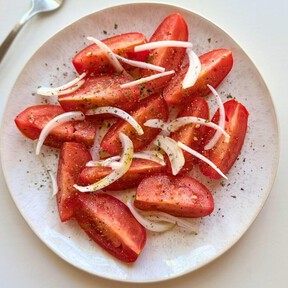 No es de oliva, pero este aceite asiático, que encontrarás en cualquier lado, mejora al instante cualquier ensalada de tomate 