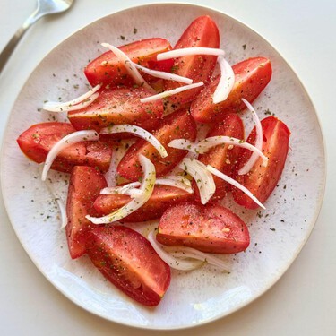 No es de oliva, pero este aceite asiático, que encontrarás en cualquier lado, mejora al instante cualquier ensalada de tomate 