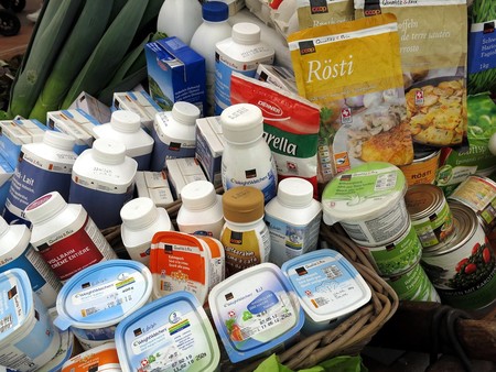 Fecha de caducidad y consumo preferente: ¿es posible comer un yogur caducado y que no me pase nada?