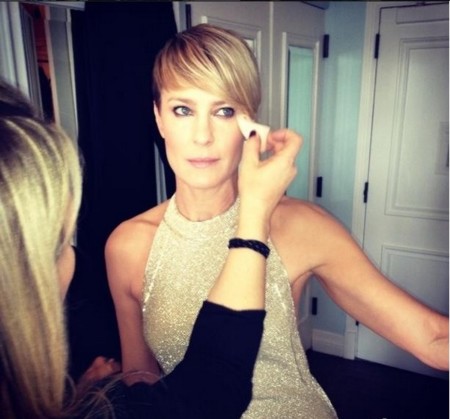 Cosas del amor: Se acabó para Robin Wright, Emmy Rossum comprometida y Liam Hemsworth piropea a Miss Peggy