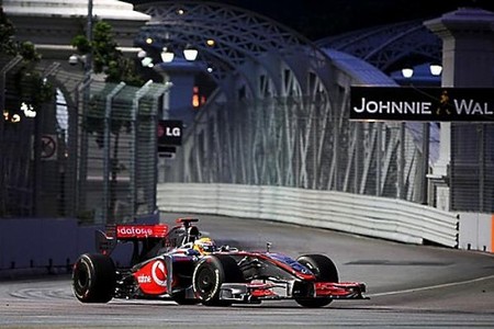 Lewis Hamilton y McLaren despiertan en los terceros libres