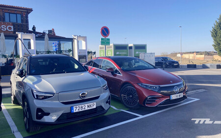 Coches eléctricos cargando en puntos de recarga pública