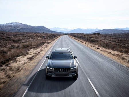 Volvo V90 Cross Country Driving