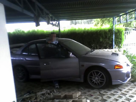 Mitsubishi Lancer EVO IV abandonado