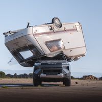 Arrojaron una casa rodante a una pick-up para probar un punto: no logra aplastarla y funciona como si nada 