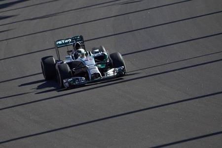 Lewis Hamilton gana. Sochi y Pirelli aburren