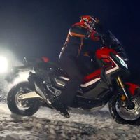 En este vídeo verás que Marc Márquez también ha probado la Honda X-ADV, ¡pero sobre la nieve! 