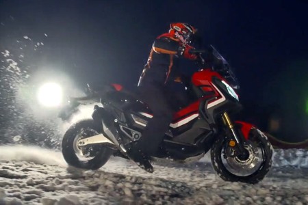 En este vídeo verás que Marc Márquez también ha probado la Honda X-ADV, ¡pero sobre la nieve!