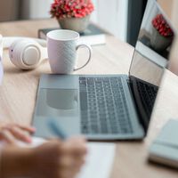 Trabalho remoto sem tomadas: como a gestão de energia da Dell garante produtividade para um dia inteiro?