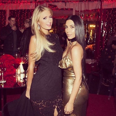 La Navidad todo lo puede nos une a Kim Kardashian y Paris Hilton y nos deja estampa familiar