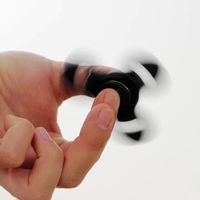 Cuidado con las piezas de los spinners: una niña de 10 años se asfixia con una 