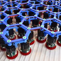 Universidade de Amsterdã está brincando de Deus: eles têm um metamaterial que evolui e se move sozinho 