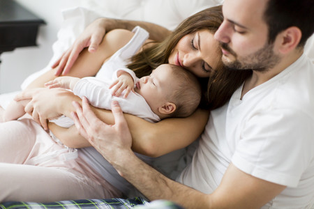 Consejos para sobrellevar los primeros meses como padres primerizos durante la cuarentena